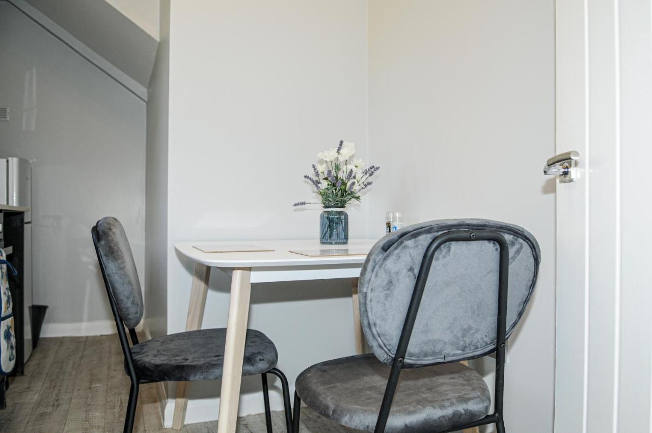 شقة Greater London, 1 Bed London Flat, Parking, Nr Metro Stations, 15Mins To لندن المظهر الخارجي الصورة