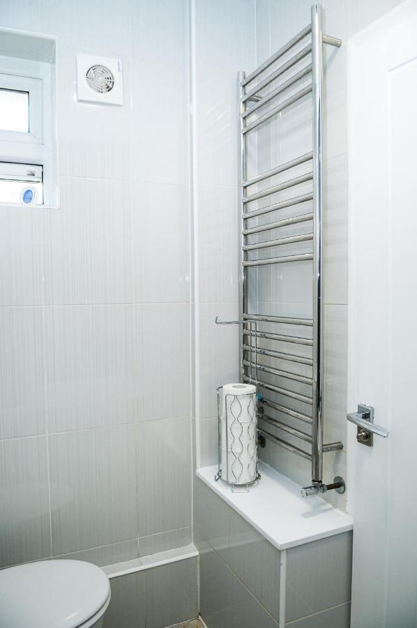 شقة Greater London, 1 Bed London Flat, Parking, Nr Metro Stations, 15Mins To لندن المظهر الخارجي الصورة