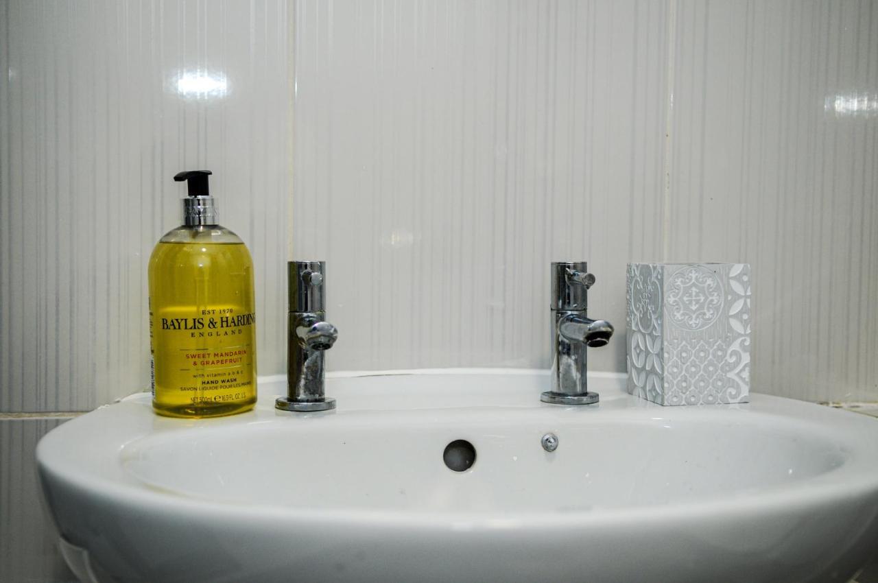 شقة Greater London, 1 Bed London Flat, Parking, Nr Metro Stations, 15Mins To لندن المظهر الخارجي الصورة