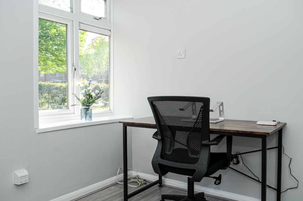 شقة Greater London, 1 Bed London Flat, Parking, Nr Metro Stations, 15Mins To لندن المظهر الخارجي الصورة